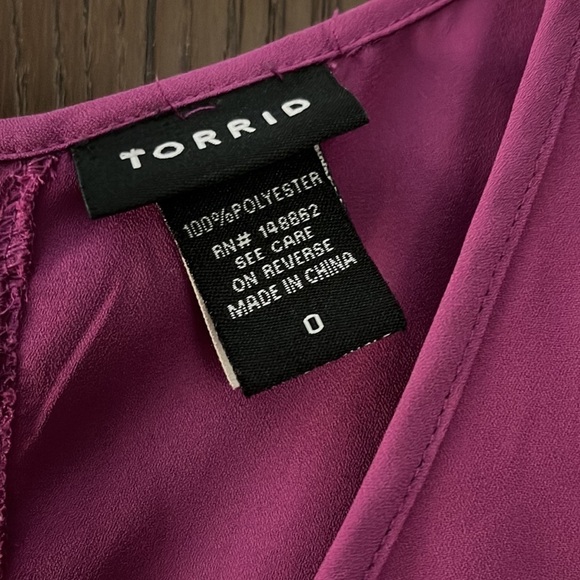 Torrid magenta, sleeveless blouse and decorative back. Size Torrid 0. - Picture 2 of 7